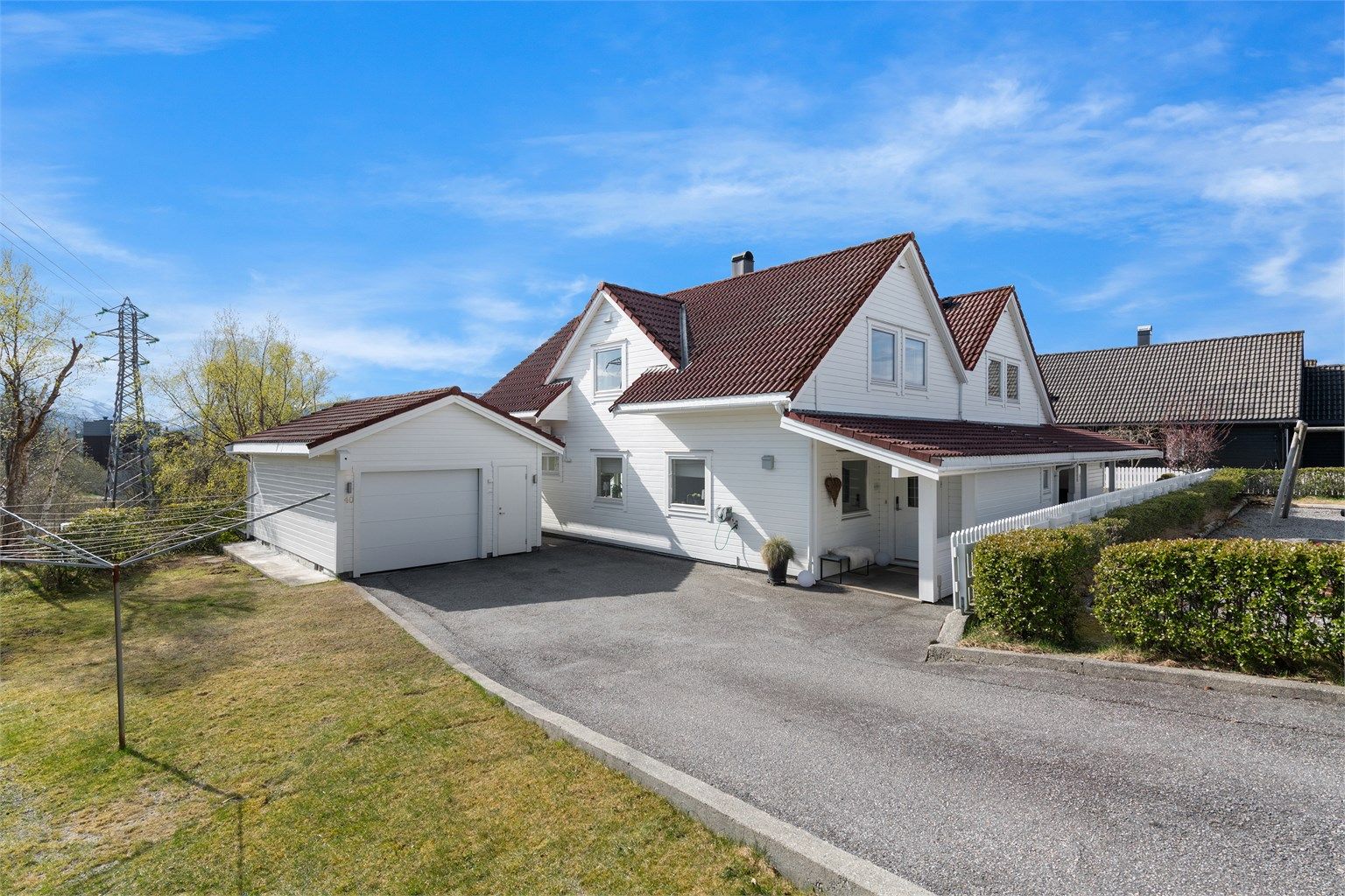 Fasade av boligen sett fra adkomstvei