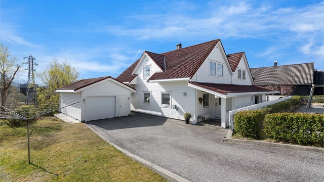 Fasade av boligen sett fra adkomstvei