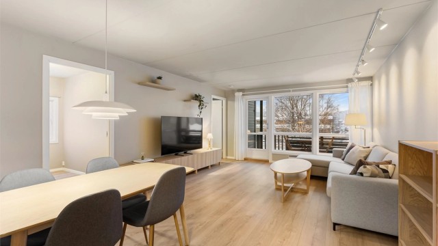 Stor stue med svært gode møbleringsmuligheter. Rikelig med naturlig lys fra de store vindusflatene