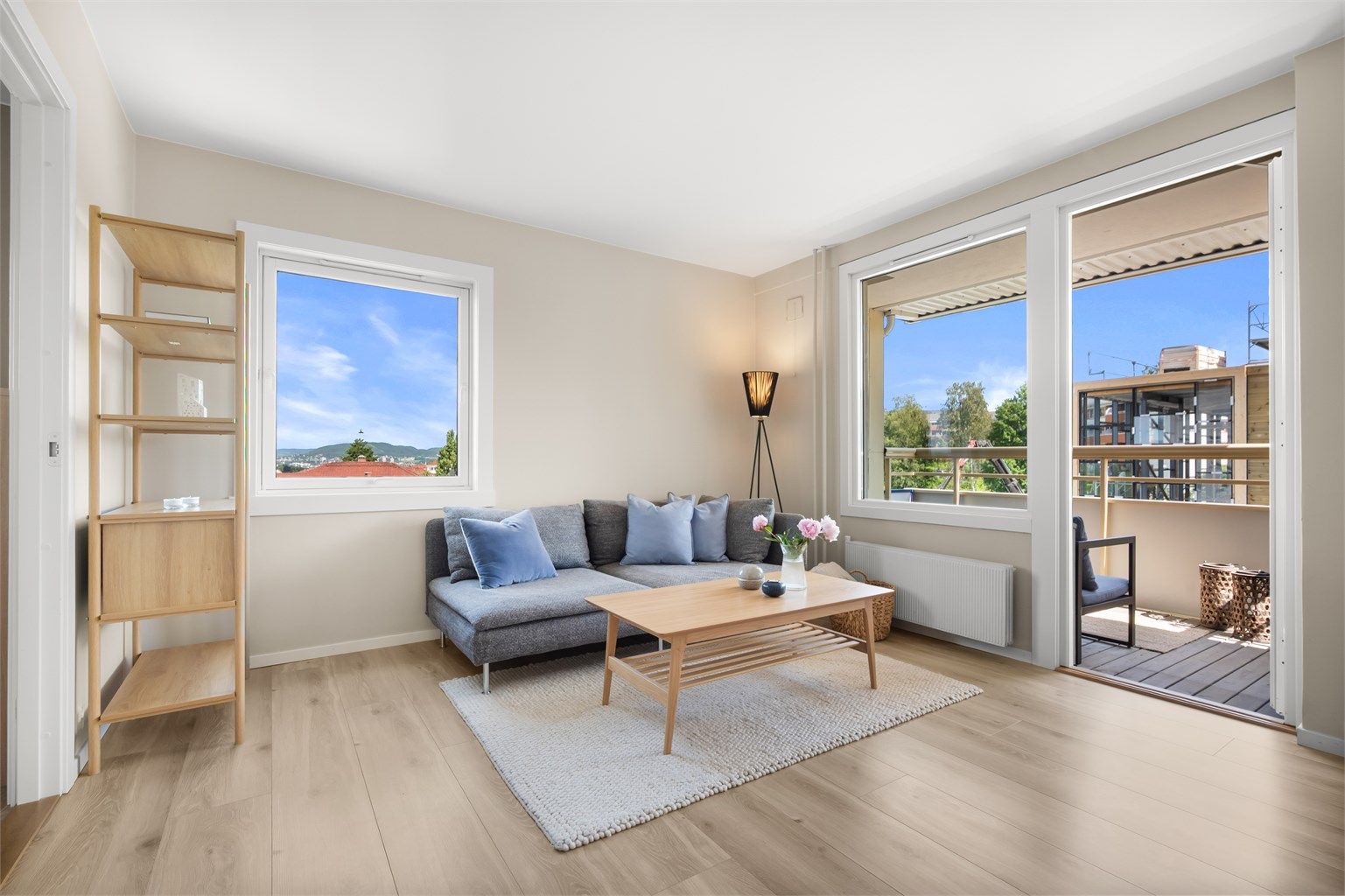 Lys og romslig stue med utgang til balkong.