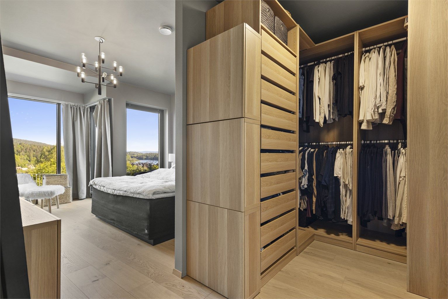 Stort hovedsoverom i underetasjen med walk-in closet og eget baderom.