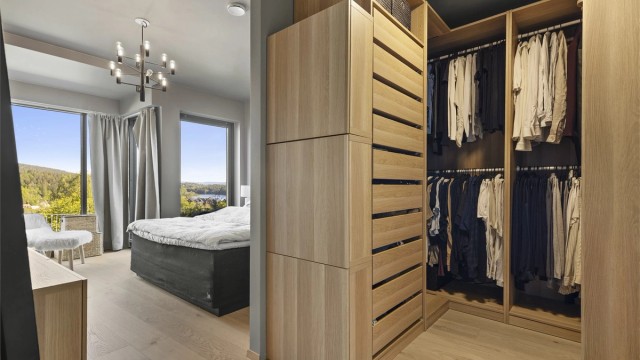 Stort hovedsoverom i underetasjen med walk-in closet og eget baderom.