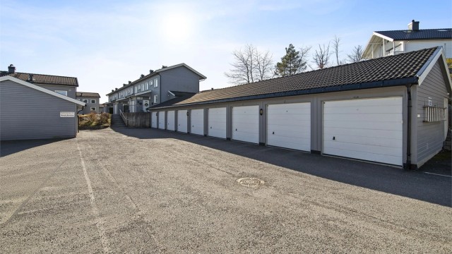 Til boligen hører en garasjeplass på 18 m² i felles rekke. Her er det mulighet for å montere elbillader.