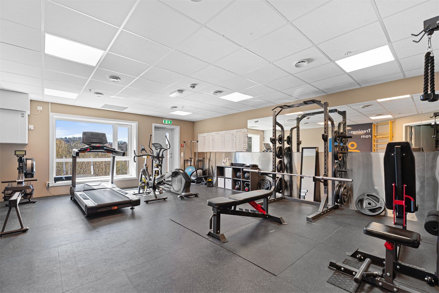 Et innholdsrikt og godt utstyrt treningsrom som beboere kan benytte fritt. 