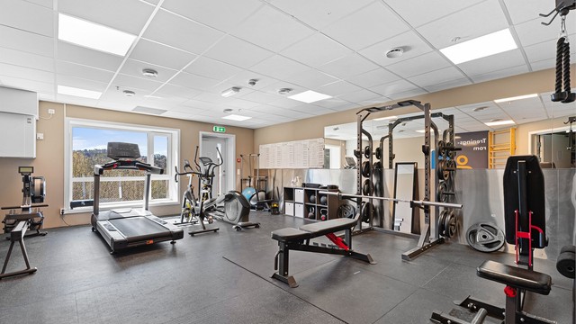 Et innholdsrikt og godt utstyrt treningsrom som beboere kan benytte fritt.