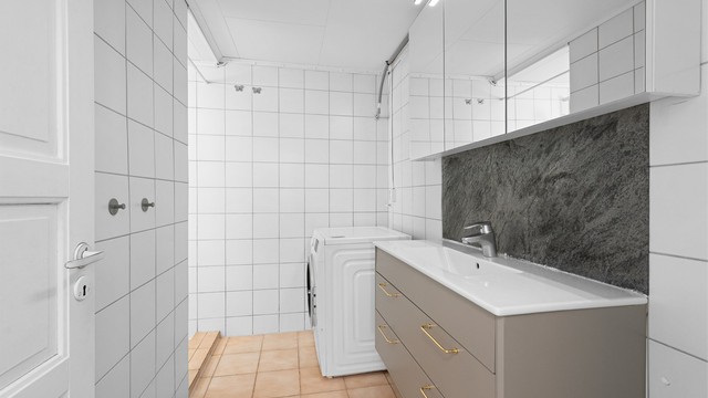 Badet i underetasjen er flislagt og har opplegg for vaskemaskin.