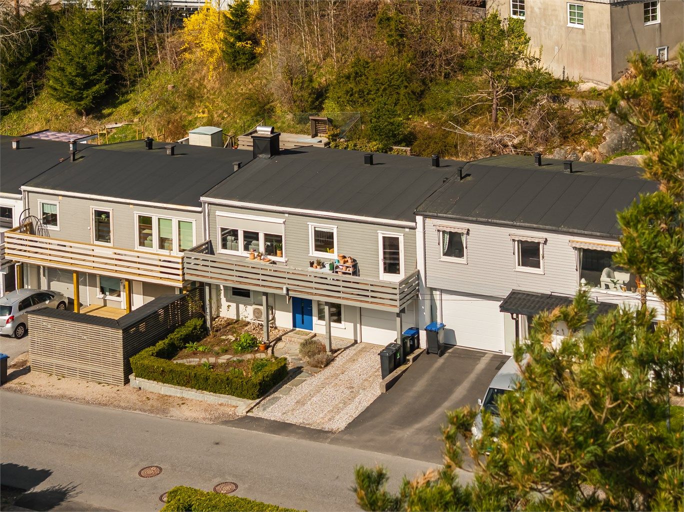 Rekkehus i et rolig og etablert boligområde. Egen inngang, parkeringsmuligheter og hyggelig uteområde gir en praktisk og attraktiv bolig.