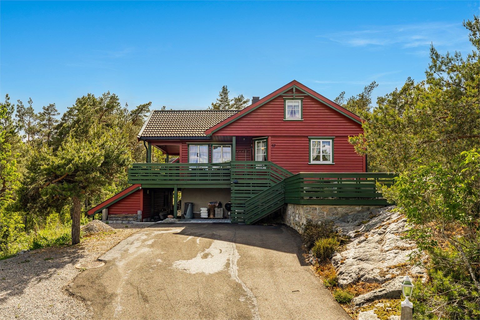 Bilvei helt frem med asfaltert gårdsplass.