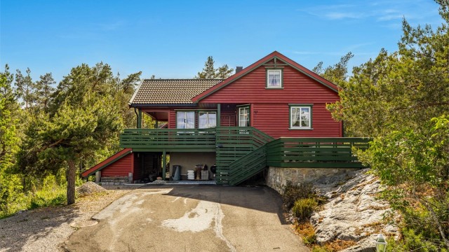 Bilvei helt frem med asfaltert gårdsplass.