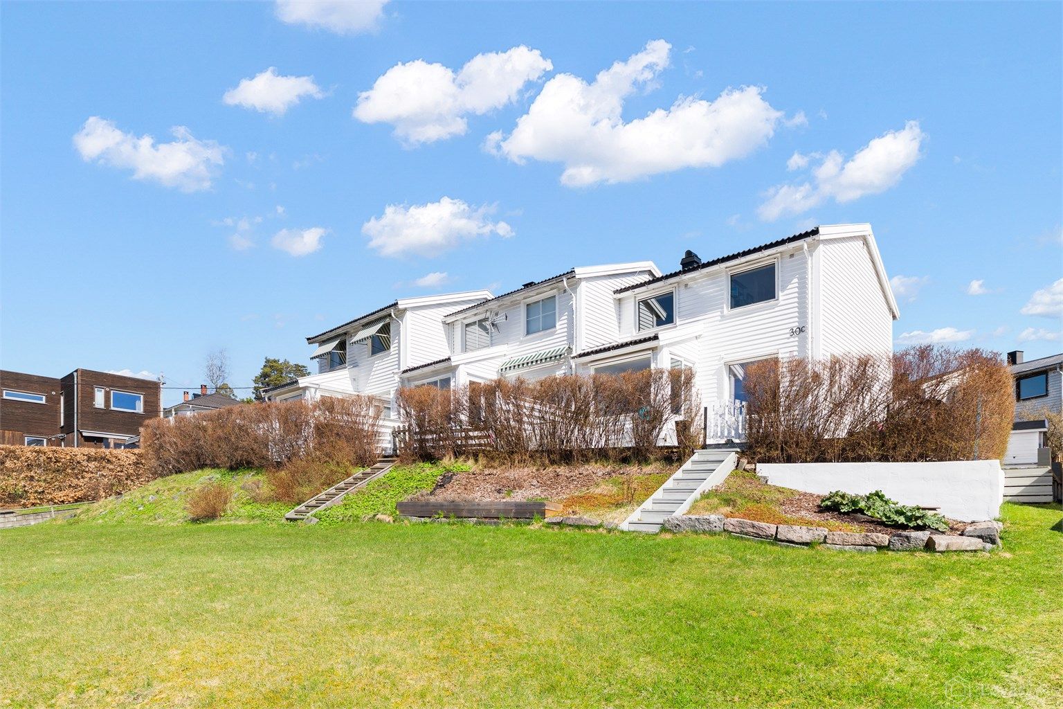 Beliggenheten på Munkerud er ideell for barnefamilier, med kort og trygg gangavstand til både Munkerud skole og flere barnehager i nærområdet.