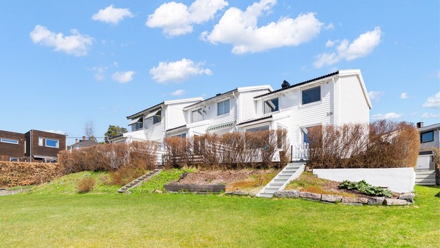 Beliggenheten på Munkerud er ideell for barnefamilier, med kort og trygg gangavstand til både Munkerud skole og flere barnehager i nærområdet.