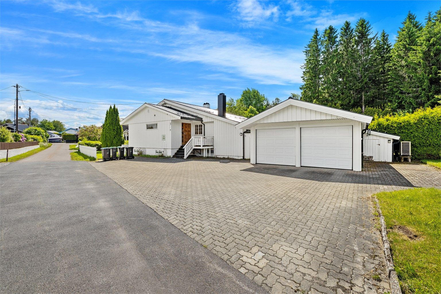 Innholdsrik bolig med basseng, fine skjermede uteplasser og solrik hage. 
Foto: Digit Media