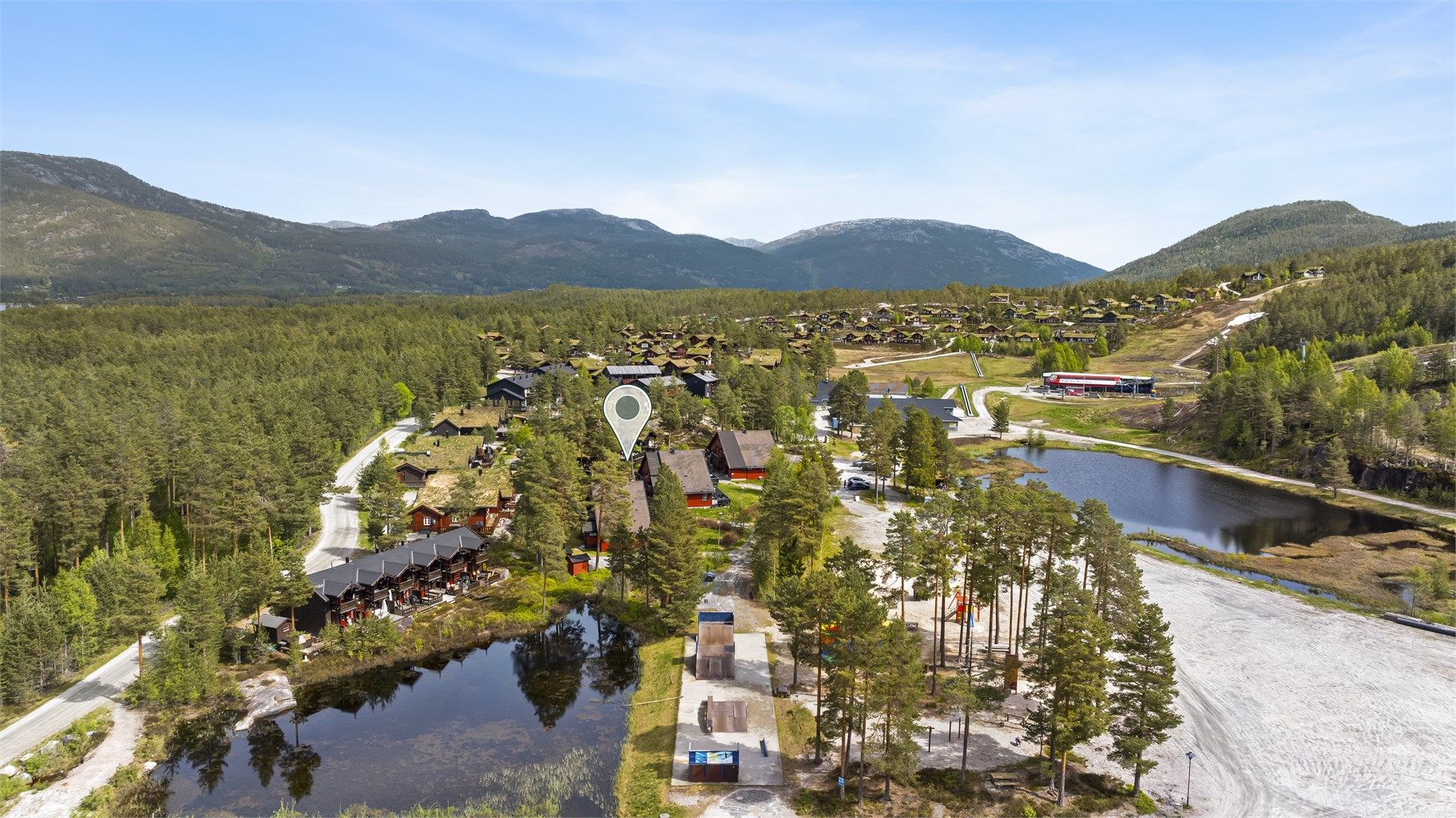Området byr på flotte turmuligheter, med stier til blant annet Roholtfjell og Vennelifjell.