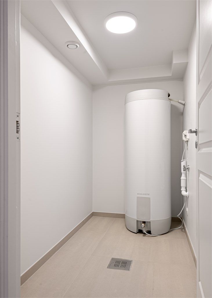 Separat vaskerom fra 2026 med flislagt gulv, gulvvarme, sluk og ny 300-liters varmtvannsbereder.