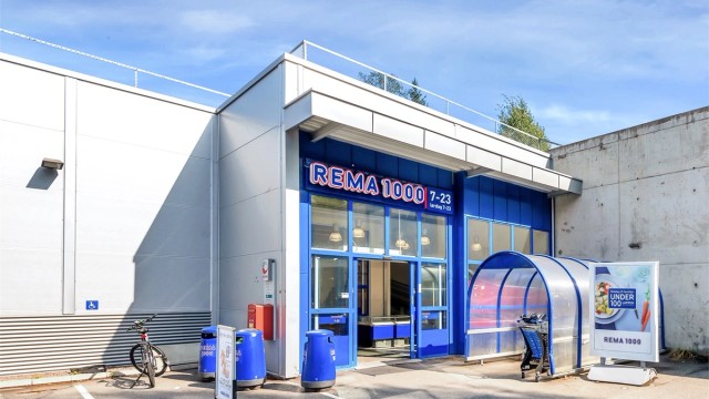 De daglige innkjøpene gjøres enkelt hos Rema 1000 eller Kiwi, kun få minutter unna.
