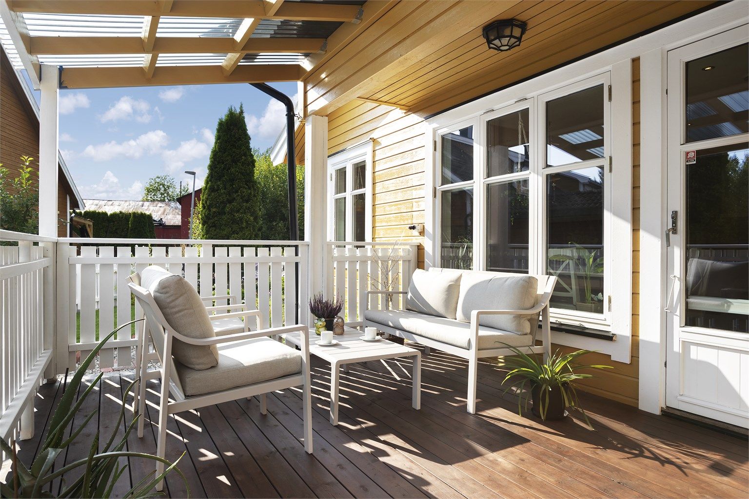Sydvendt overbygd terrasse med god plass til utemøblement. 