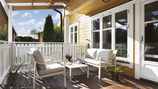 Sydvendt overbygd terrasse med god plass til utemøblement.