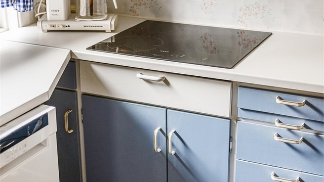 Platetoppen er nedfelt i benkeplaten