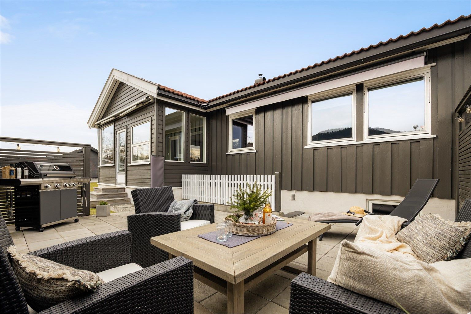  I tilknytning til hagen er det opparbeidet et hyggelig og skjermet hellelagt uteplass 