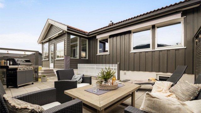 I tilknytning til hagen er det opparbeidet et hyggelig og skjermet hellelagt uteplass