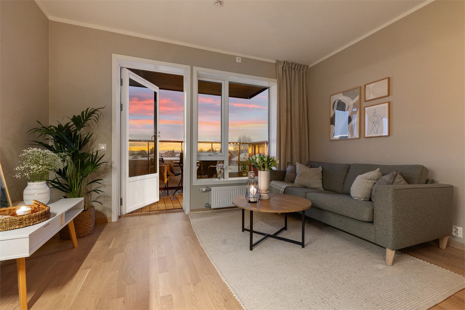 Boligen har en gjennomgående planløsning med store vindusflater som gir godt innslipp av naturlig lys.