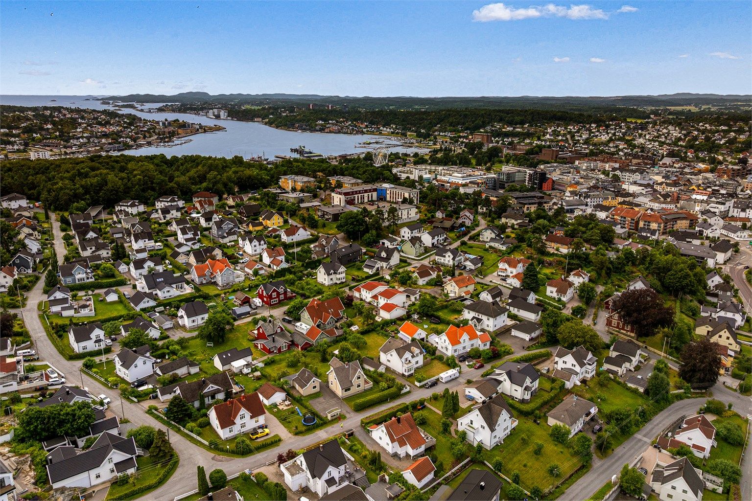 Eiendommen ligger meget sentralt til med en kort spasertur ned til Sandefjord sentrum.