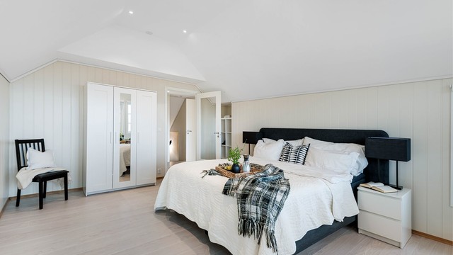God plass til stor seng og ulike oppbevaringsmuligheter