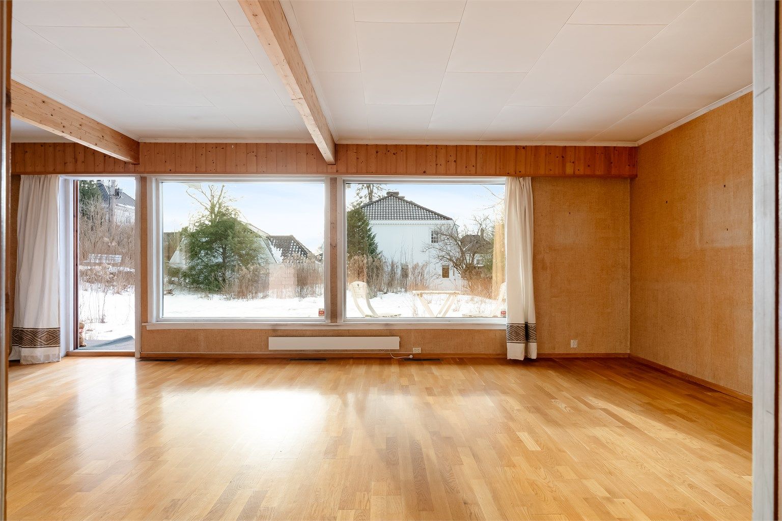 Boligen har original standard fra 1980 og har av den grunn behov for betydelig oppussing. Med andre ord - her kan du skape ditt drømmehjem! 