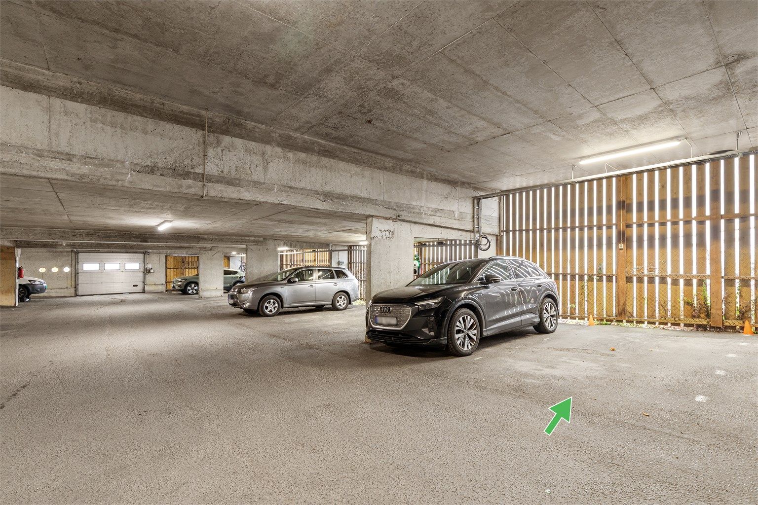 Parkeringsplass i felles garasjeanlegg gjennom Heggedalsmarka Huseierforening like ved boligen. Plass nr. 11.