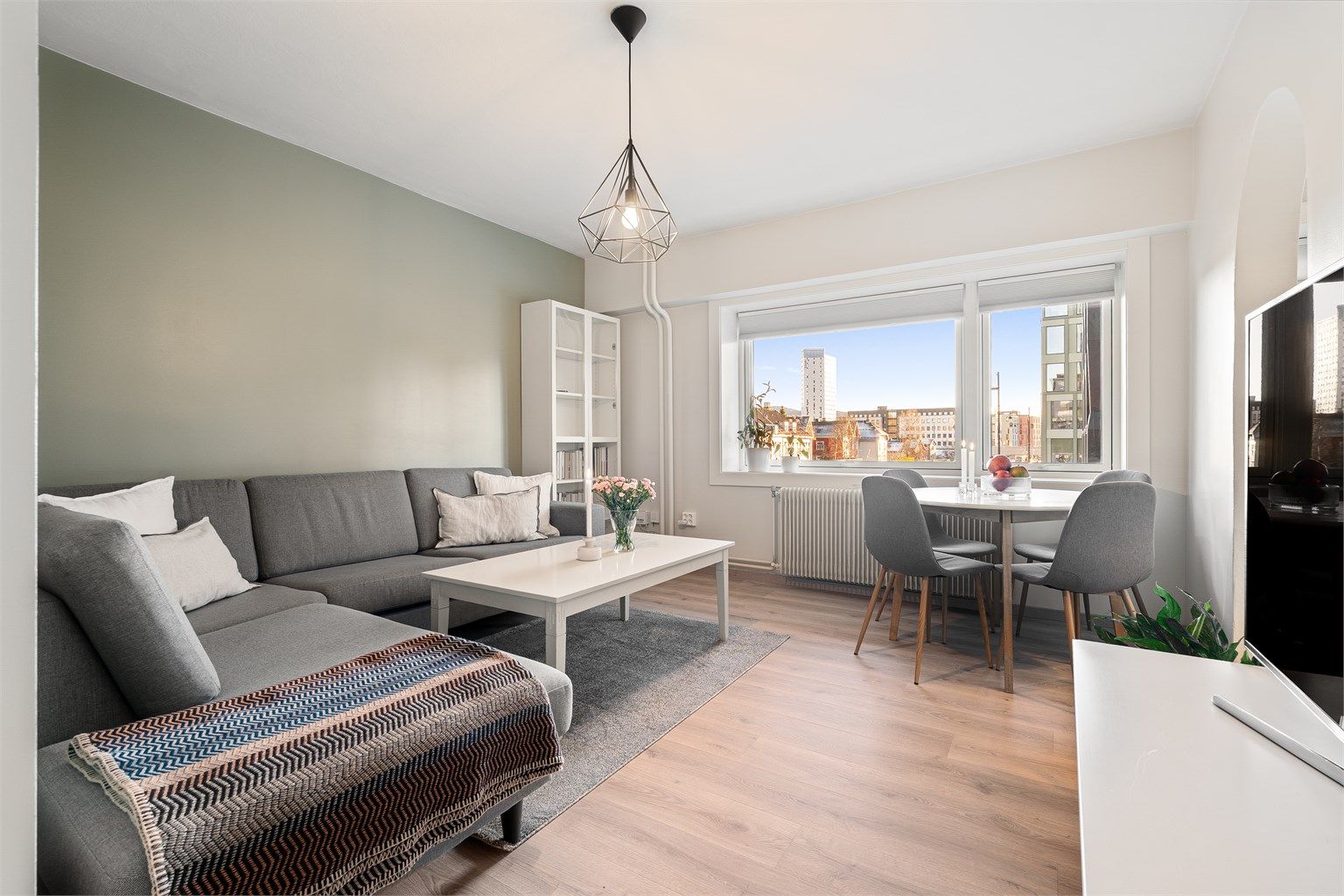 Saip Harmankaya har gleden av å presentere Elgeseter gate 58 A! Lys og innbydende 3-roms aksjeleilighet med attraktiv og sentral beliggenhet.