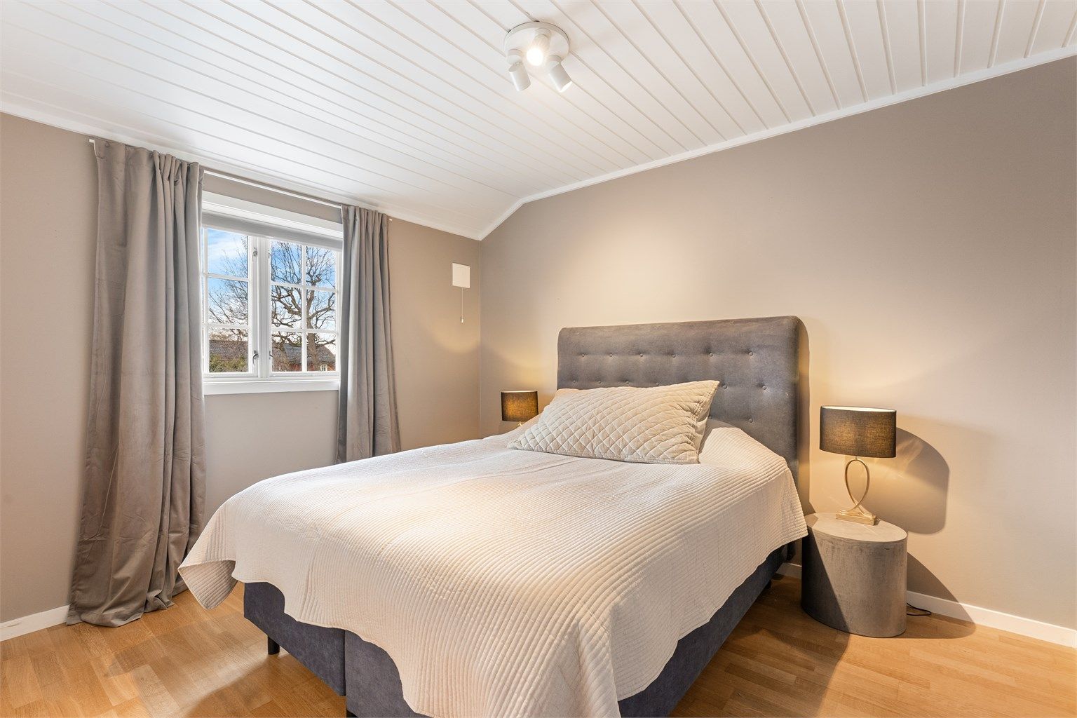 Hovedsoverommet har tostavs parkett på gulvet og slett malte vegger.