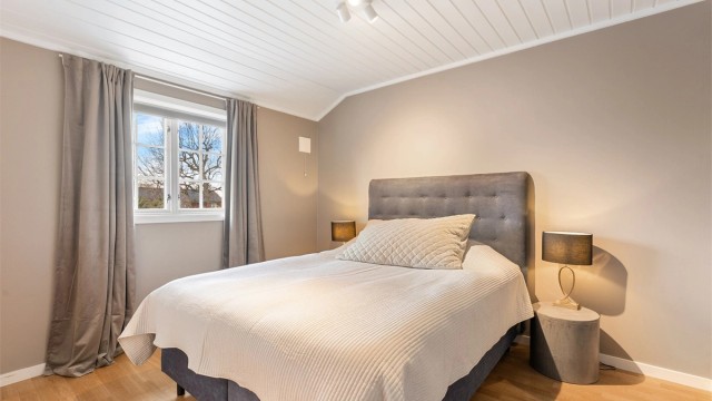 Hovedsoverommet har tostavs parkett på gulvet og slett malte vegger.