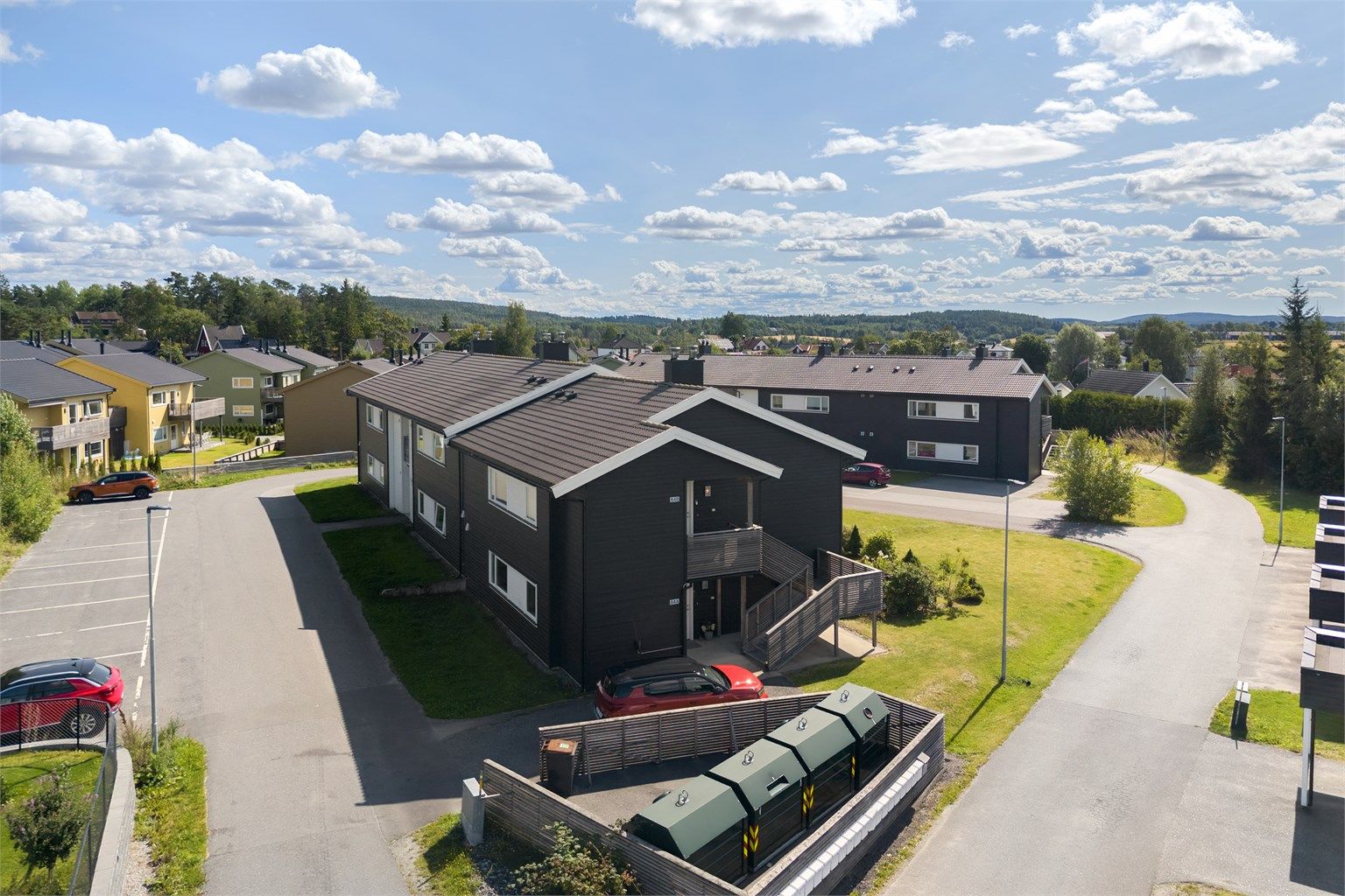Rolig og barnevennlig boligområde med lite gjennomgangstrafikk.