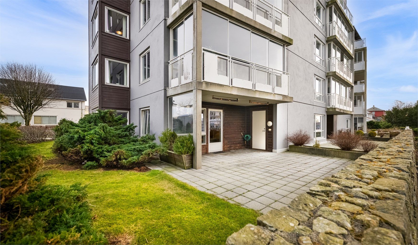 Leiligheten ligger på bakkeplan med en stor, usjenert markterrasse. Foto: Truls Schaal Foto