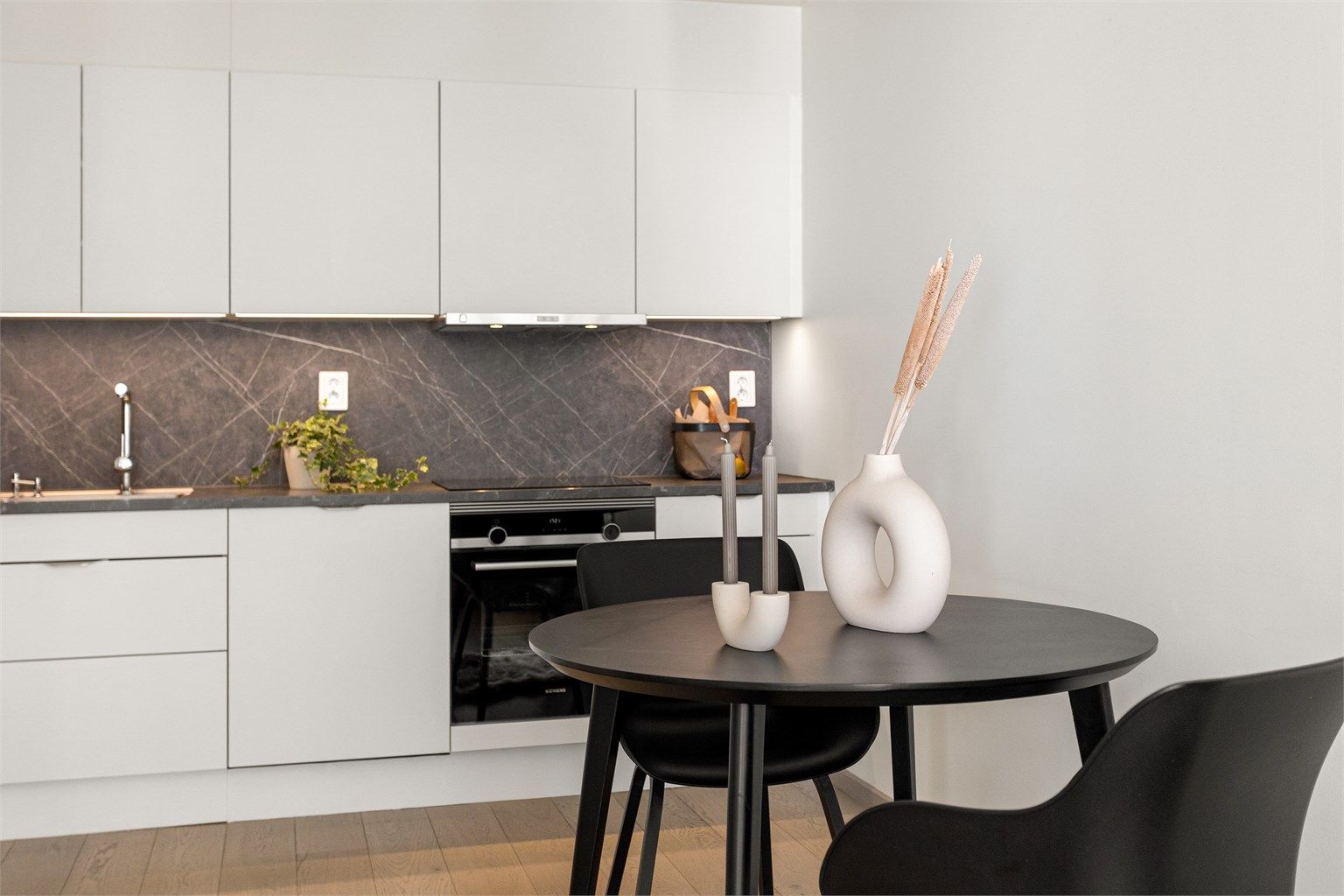 Belysning under overskapene gir godt arbeidslys på kjøkkenbenken.