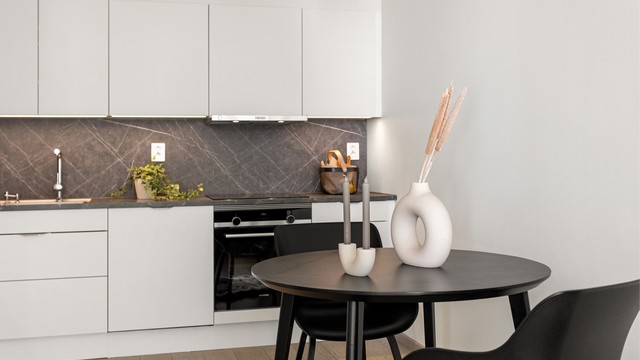 Belysning under overskapene gir godt arbeidslys på kjøkkenbenken.