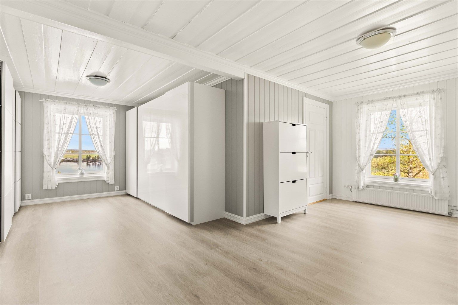 Dette rommet har laminatgulv og rikelig med garderobeplass.