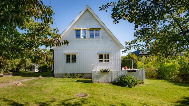 Flat og barnevennlig tomt opparbeidet med gressplen og frukttrær. Foto: Lars Gartå