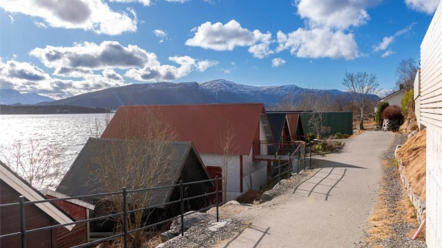Fjordstien går like bak eiendommen