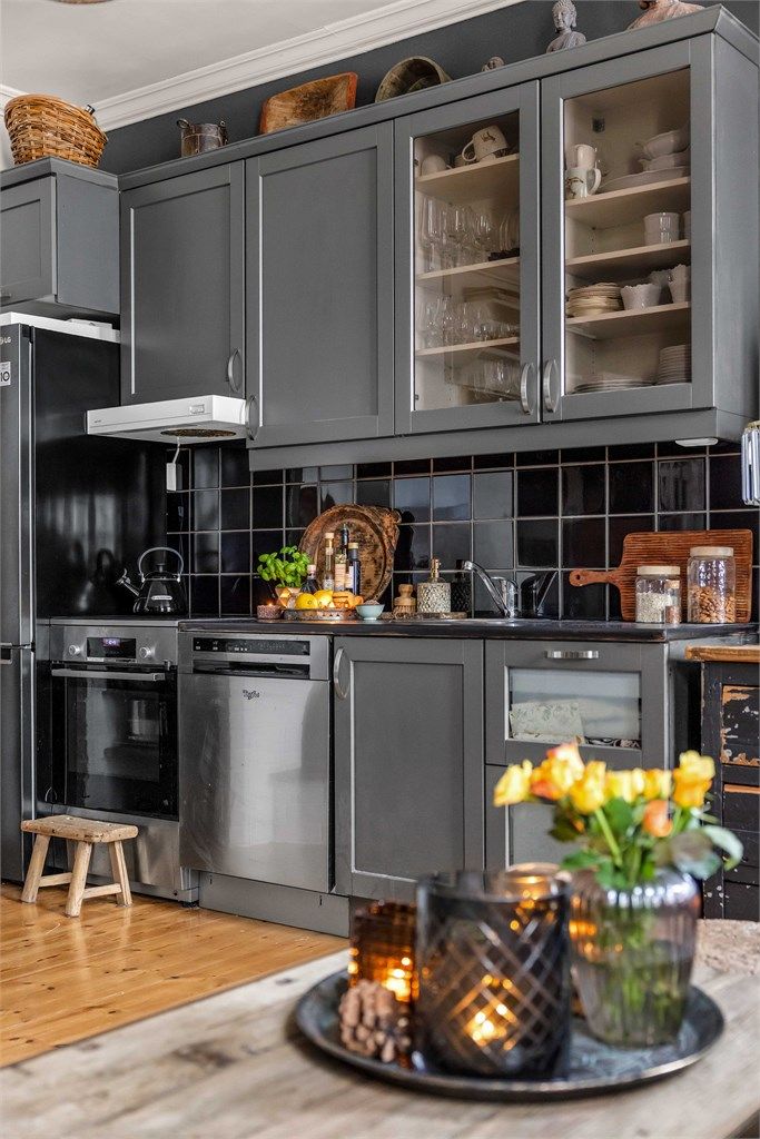 Stilrent HTH kjøkken med fin kombinasjon av skap- og benkeplate. 