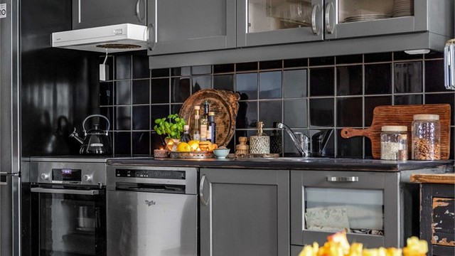 Stilrent HTH kjøkken med fin kombinasjon av skap- og benkeplate.