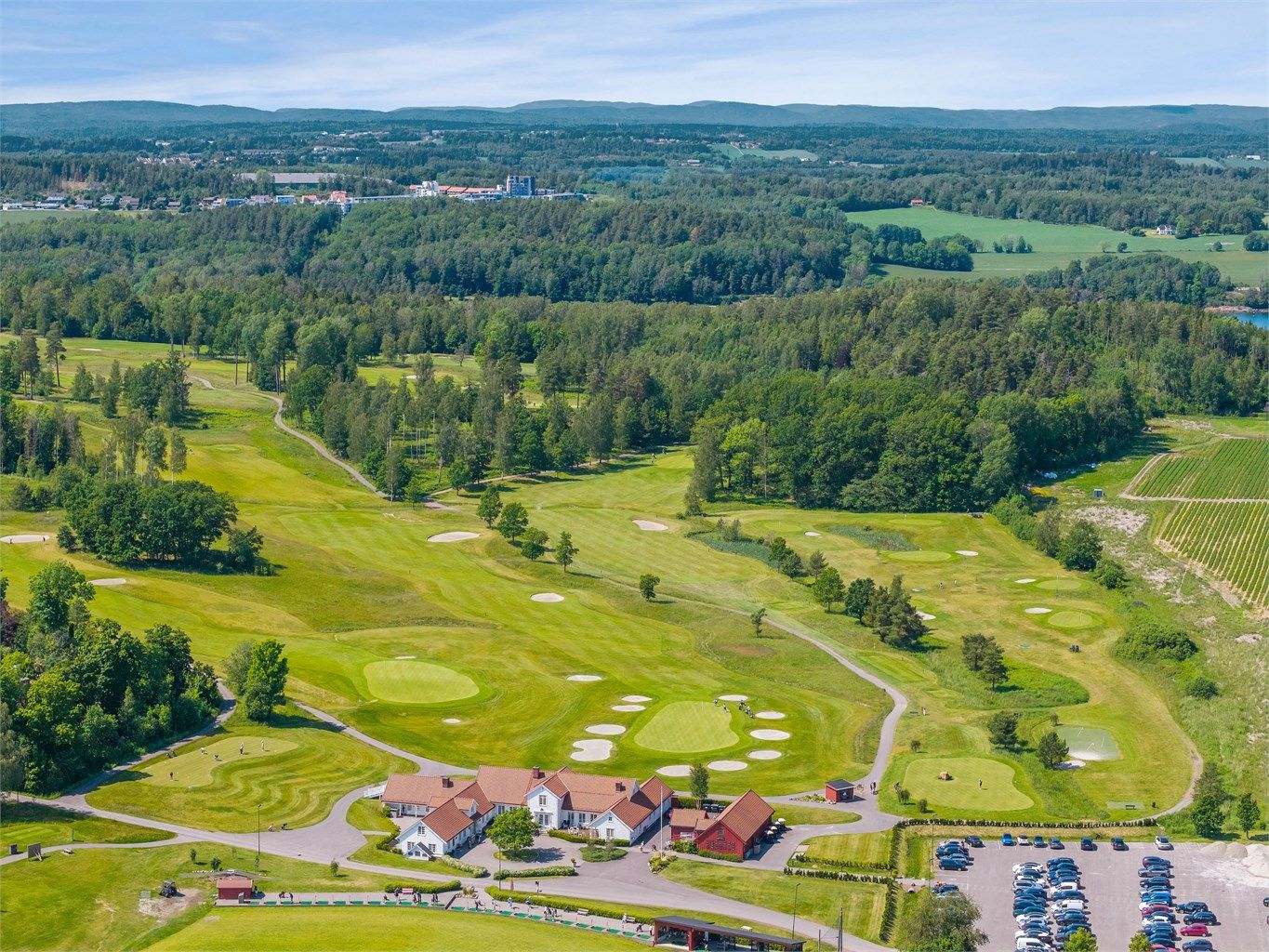 For den golfinteresserte er det kort vei til Nøtterøy Golfklubbs 18-hulls bane på Borgheim.