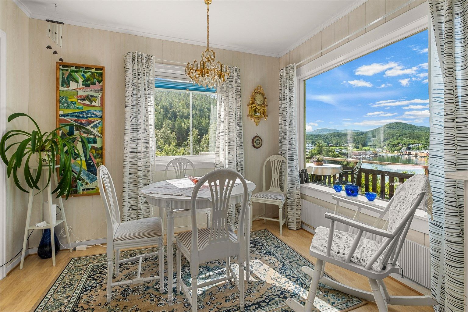 Hyggelig spisestue med flott utsikt og god plass til spisebord for familie og gjester.