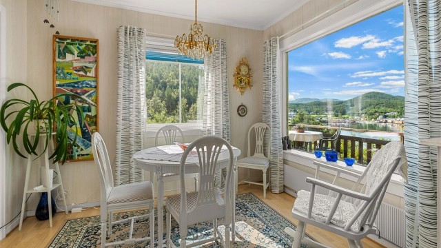 Hyggelig spisestue med flott utsikt og god plass til spisebord for familie og gjester.