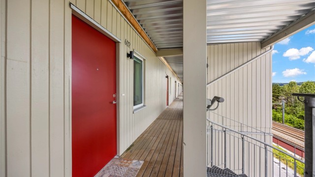 Leiligheten ligger i 6. etasje med adkomst via heis og overbygd svalgang.