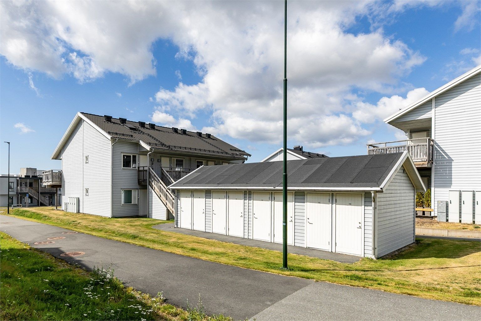 Leilighetens utvendige bod inngår i felles bod-bygg, få meter fra inngangsdøren.