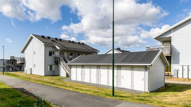 Leilighetens utvendige bod inngår i felles bod-bygg, få meter fra inngangsdøren.