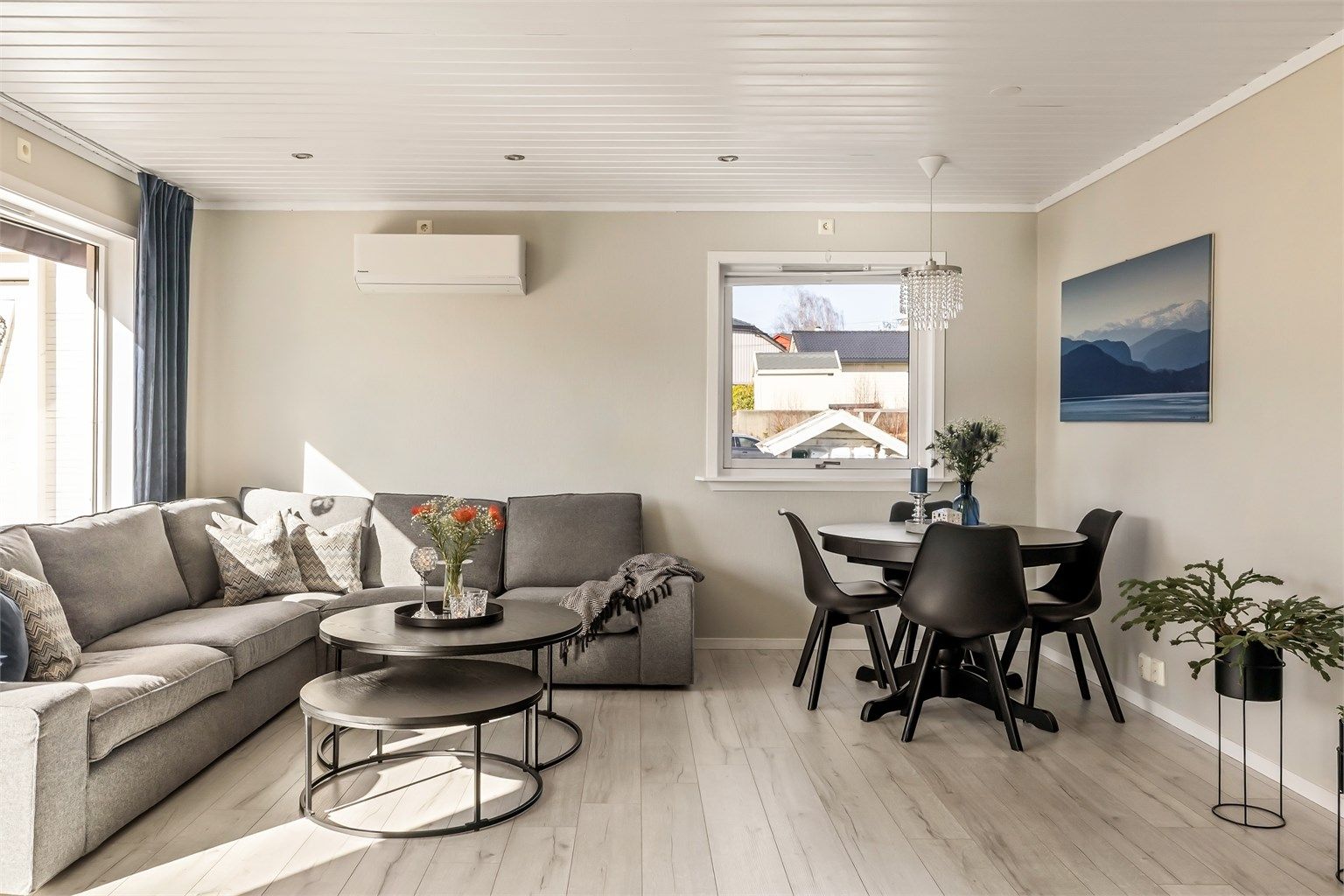 En ny luft-til-luft-varmepumpe ble installert i 2024 og sørger for effektiv oppvarming.