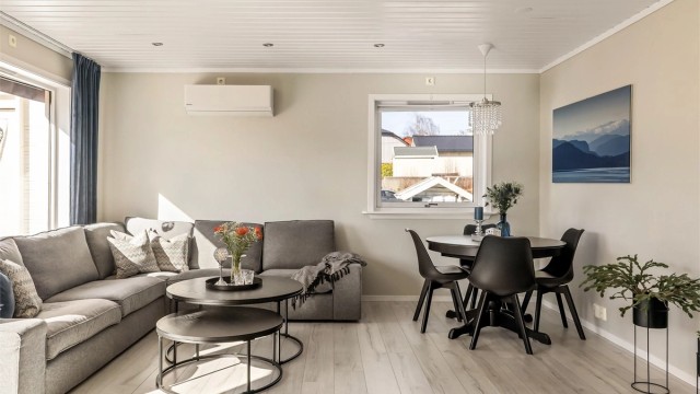 En ny luft-til-luft-varmepumpe ble installert i 2024 og sørger for effektiv oppvarming.