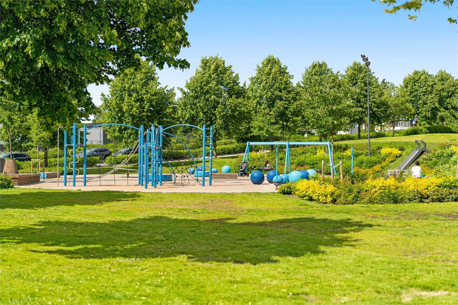 Omkring Såvegen finnes mange flotte grøntarealer og turmuligheter for liten, stor og firbente. Lekeplasser, butikker, cafeer, restauranter m.m. Alt i umiddelbart nærhet 